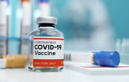 Vacina de Oxford: Brasil deve receber 80 milhões de doses até fevereiro