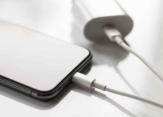 Procon-SP diz que Apple deve oferecer carregador a compradores de iPhones