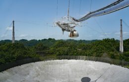 Plataforma do radiotelescópio de Arecibo desaba sobre a antena