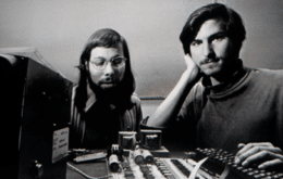 Apple-1 assinado por Steve Wozniak tem lance mínimo de US$ 400 mil em leilão
